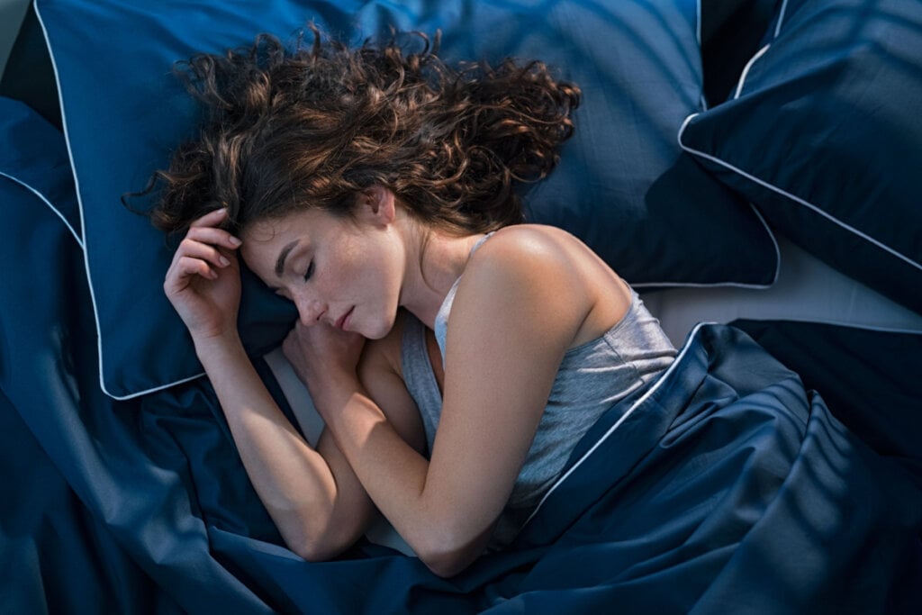 Dormir bem e manter uma rotina de sono regular podem melhorar a saúde física e mental (Imagem: Ground Picture | Shutterstock) por Imagem: Ground Picture | Shutterstock