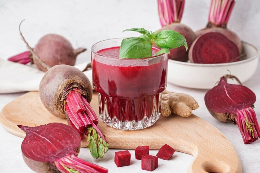 [Edicase]Suco de beterraba com gengibre (Imagem: Pixel-Shot | Shutterstock)  por Imagem: Pixel-Shot | Shutterstock
