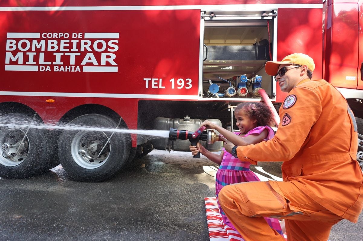 Crianças usaram mangueira para simular combate a incêndio