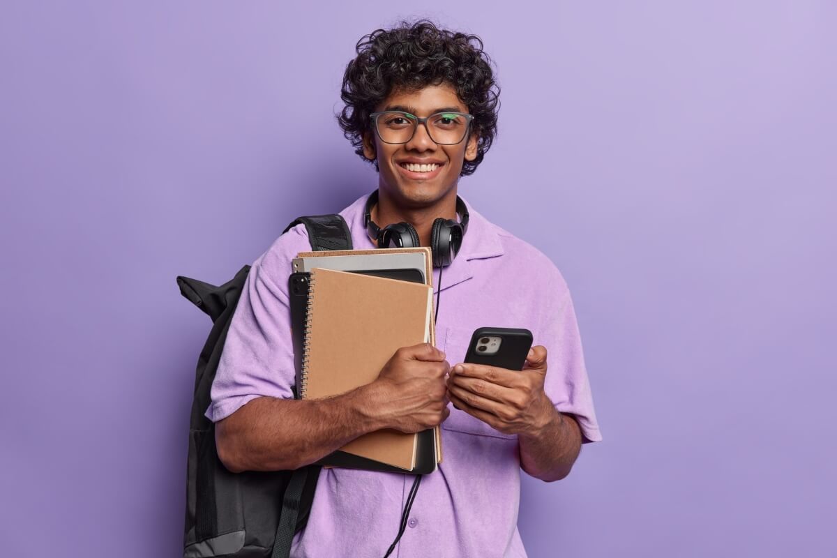 O uso excessivo do celular pode comprometer o aprendizado (Imagem: Wayhome Studio | Shutterstock)