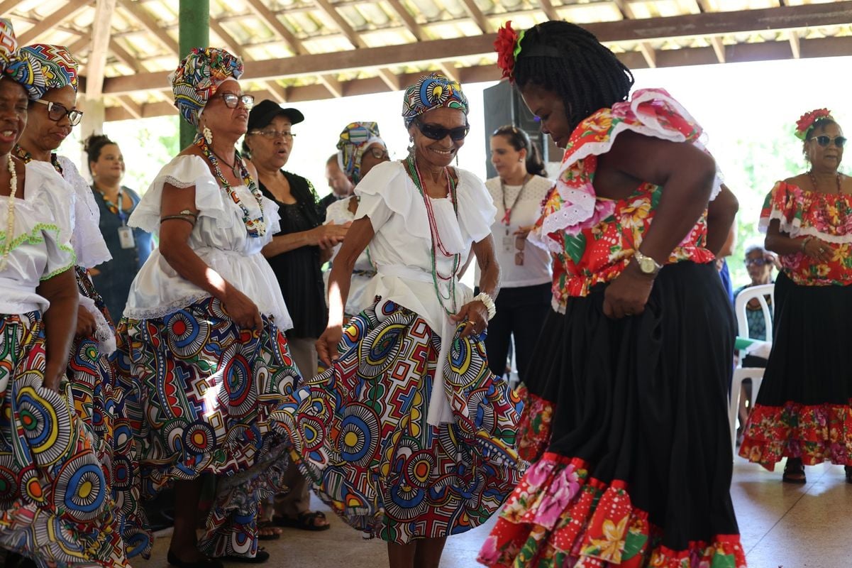 Evento contou com apresentações culturais de grupos de idosos