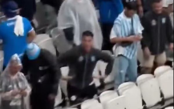 Torcedor do Racing foi flagrado imitando macaco para a torcida do Corinthi