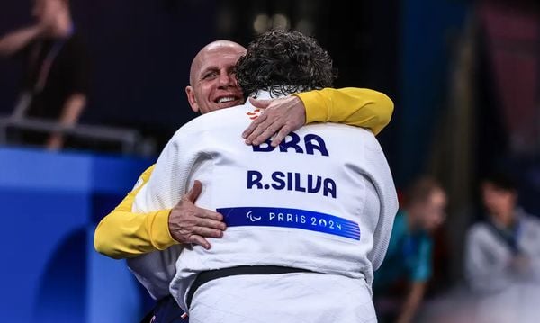  Judoca Rebeca Silva abraça treinador