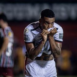 Imagem - Alerrandro marca de pênalti no fim e Vitória supera Fluminense em casa