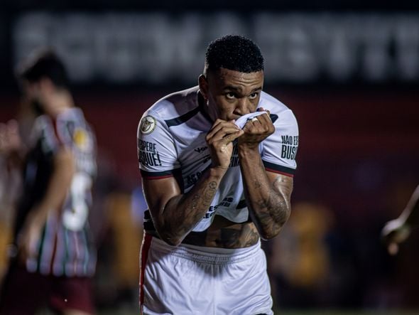 Imagem - Alerrandro marca de pênalti no fim e Vitória supera Fluminense em casa