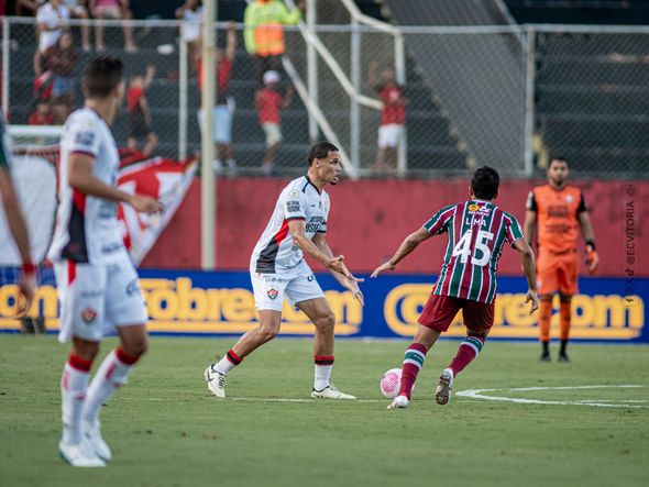 Imagem - Alerrandro marca de pênalti no fim e Vitória supera Fluminense em casa