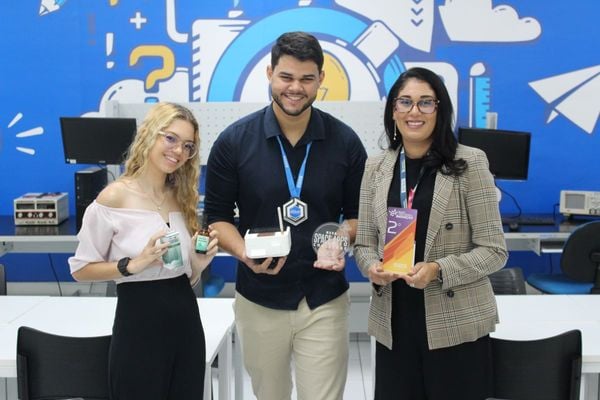 Sabrina Rocha, Bruno Cunha e a coordenadora SENAI Roseane Oliveira 