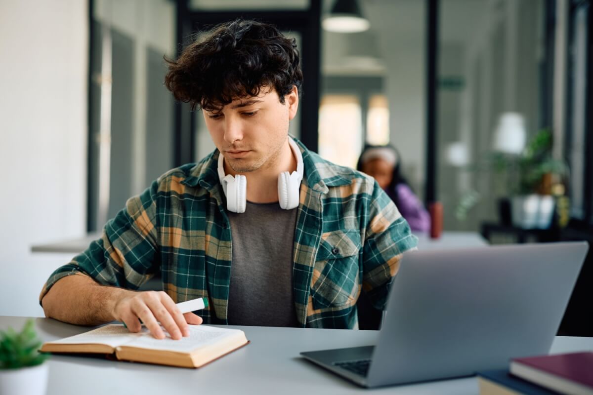 [Edicase]A preparação para a redação do Enem exige domínio da estrutura textual e um repertório sociocultural sólido (Imagem: Drazen Zigic | Shutterstock) por Imagem: Drazen Zigic | Shutterstock
