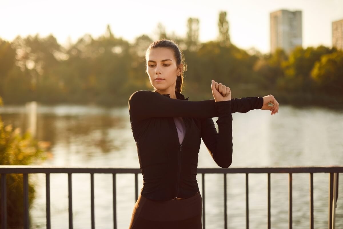 Adotar alguns cuidados com o corpo evita lesões e aumenta a performance durante as atividades físicas (Imagem: Studio Romantic | Shutterstock)  por Imagem: Studio Romantic | Shutterstock