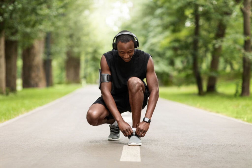 O calçado escolhido para os exercícios deve estar de acordo com a sua pisada e a atividade física praticada (Imagem: Prostock-studio l Shutterstock) por Imagem: Prostock-studio l Shutterstock