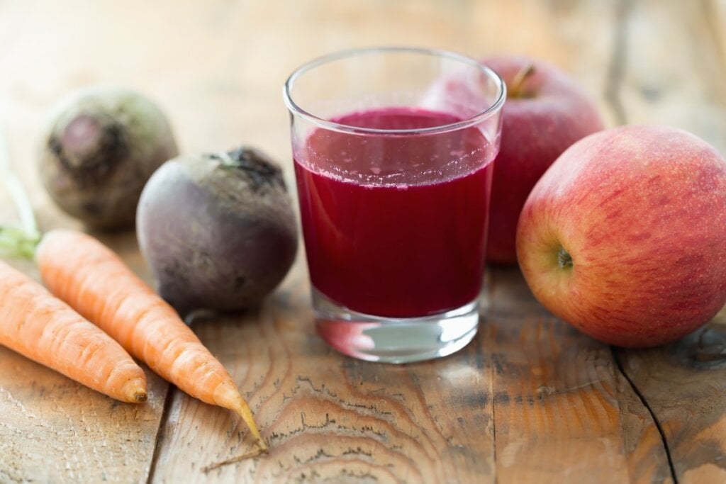 [Edicase]Suco de beterraba com maçã e cenoura (Imagem: Melica | Shutterstock) por Imagem: Melica | Shutterstock