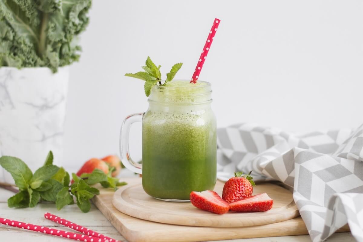 [Edicase]Suco de couve com morango e abacaxi (Imagem: Veronika Smirnaya | Shutterstock) por Imagem: Veronika Smirnaya | Shutterstock