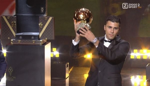 Rodri celebra prêmio Bola de Ouro na temporada 2023/2024