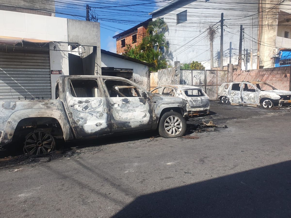 Carros incendiados na Estrada das Barreiras