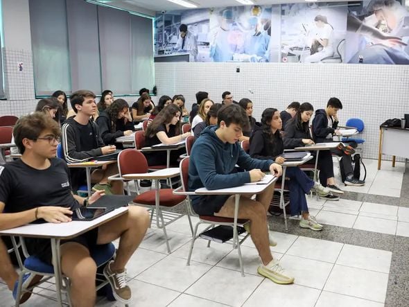 Imagem - Candidatos se preparam para prova de redação do Enem no domingo