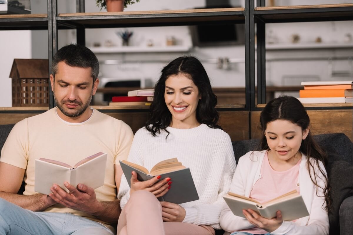 [Edicase]A leitura amplia os horizontes e a criatividade dos leitores de diferentes faixa etárias (Imagem: 
LightField Studios | Shutterstock)  por Imagem: 
LightField Studios | Shutterstock