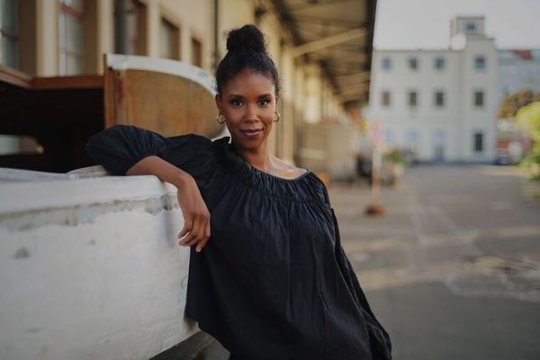 Josephine Apraku, da Alemanha. Intitulada “Hiato e Amor: porque as relações sociais nos separam e como nos re/encontramos”