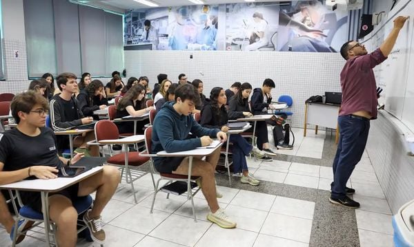 Sala de aula com alunos na preparação nos últimos dias antes da prova do Enem 2024