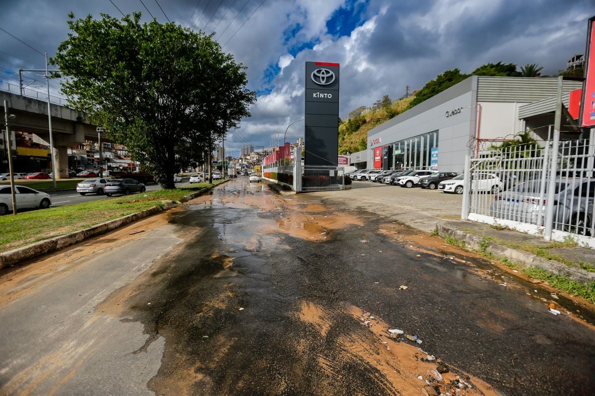 vazamento na rede distribuidora na marginal da Av. Bonocô