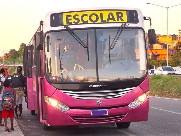 Imagem - Ônibus que transportava alunos de forma irregular é autuado em Simões Filho