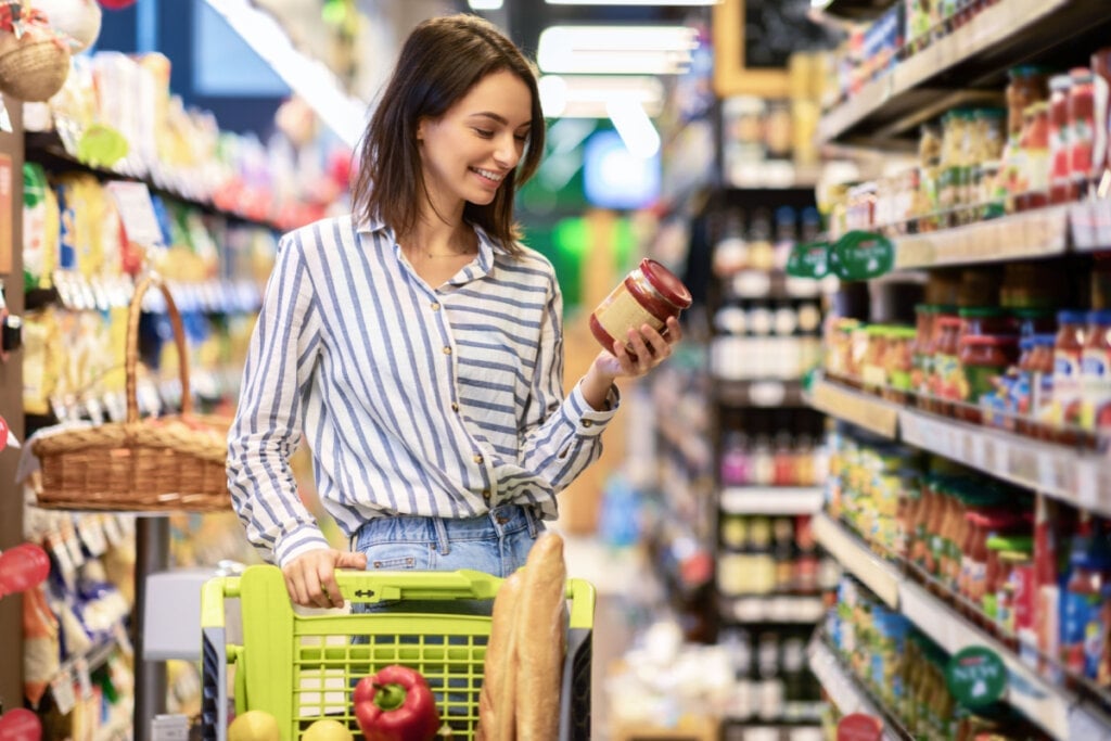 [Edicase]Com prateleiras cheias de produtos, controlar o impulso de compra torna-se um desafio diário para muitos consumidores (Imagem: Prostock-studio | Shutterstock) por Imagem: Prostock-studio | Shutterstock