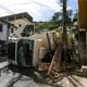 Imagem - Caminhão tomba na estrada do Lobato, destrói veículo estacionado e é saqueado por moradores