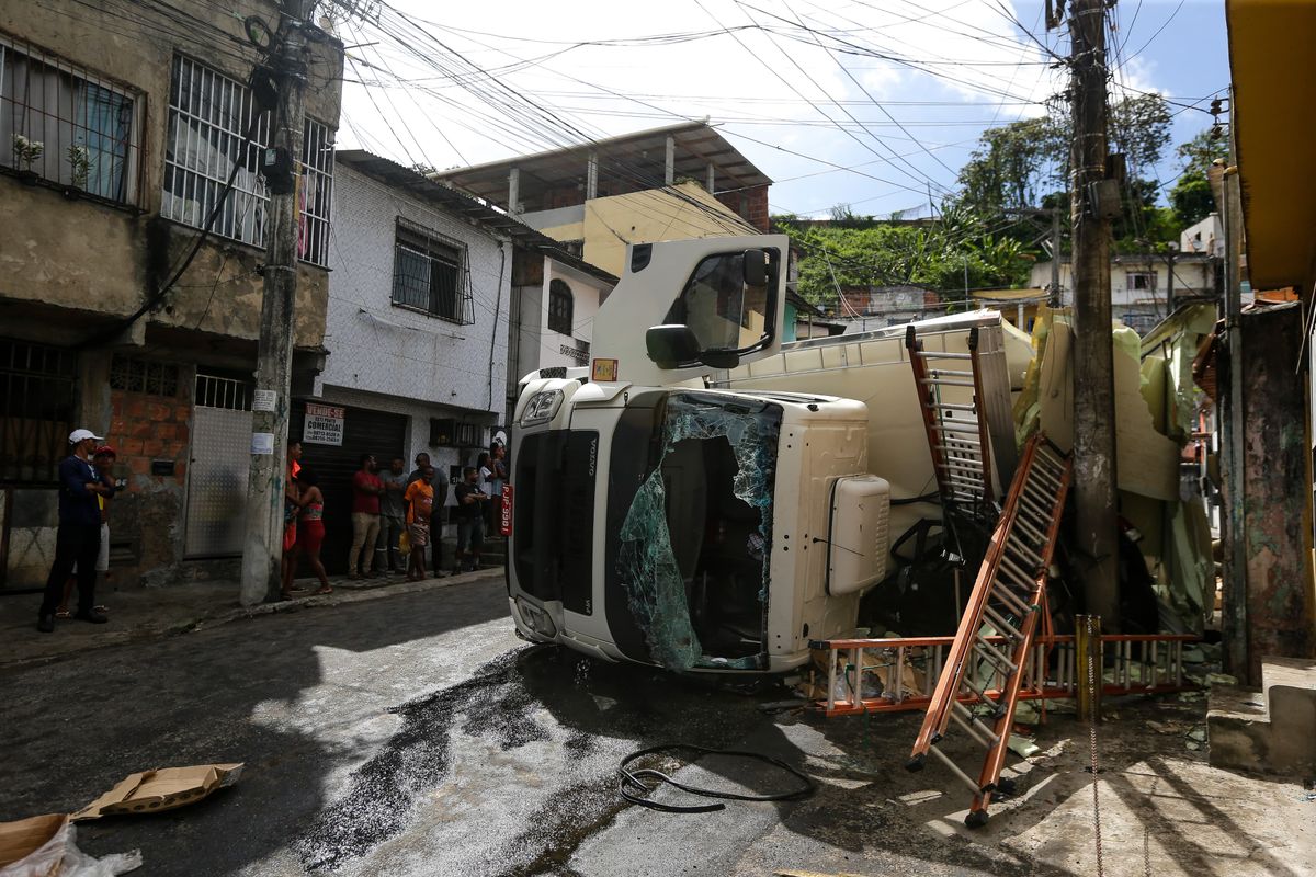 Caminhão tombou na Ladeira do Lobato, na manhã desta sexta-feira (1º)