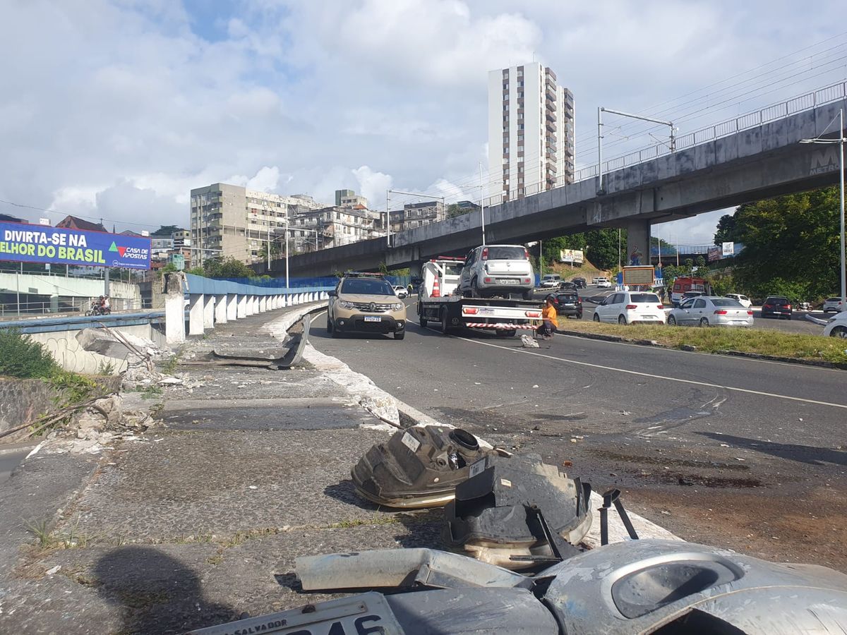 Destroços do carro ficaram na via, no Vale do Nazaré