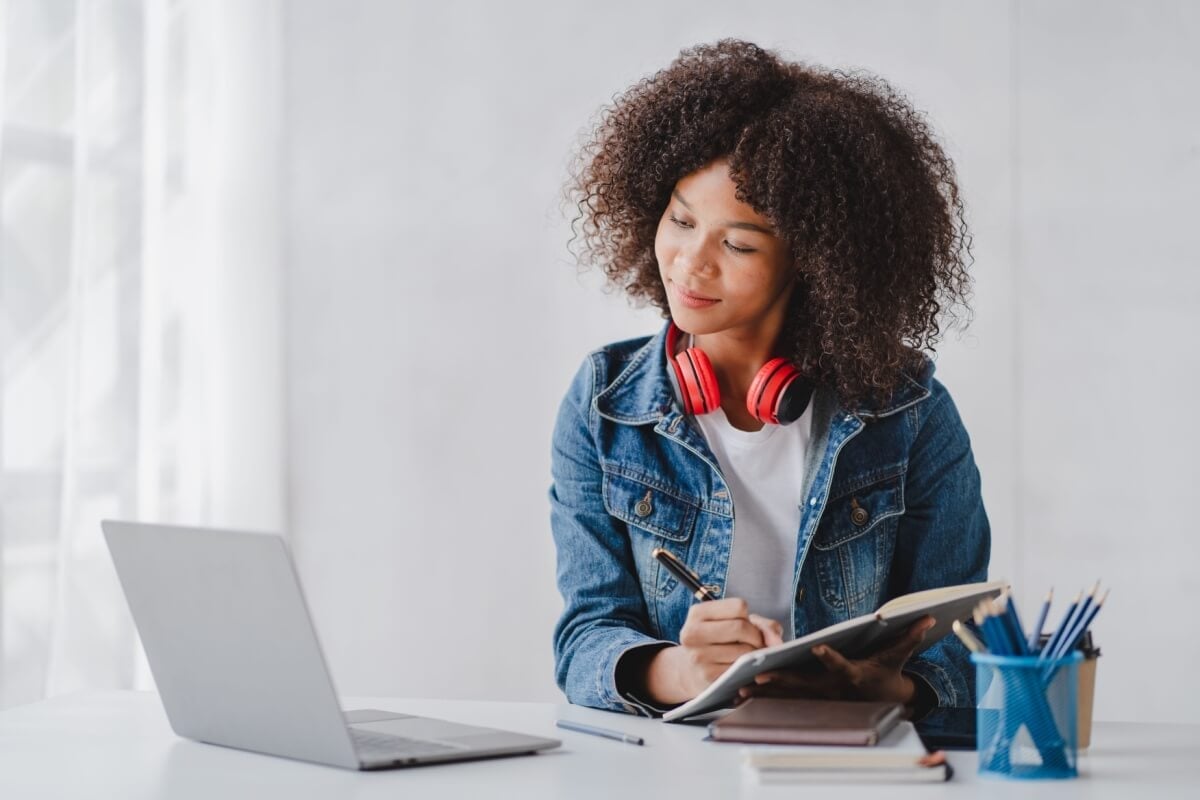 [Edicase]Os acontecimentos mundiais e nacionais costumam ser tema da redação do Enem (Imagem: Daenin | Shutterstock) por Imagem: Daenin | Shutterstock