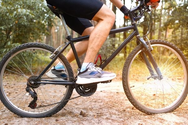 Pedalar ajuda a evitar e combater artrose nos joelhos, aponta estudo 