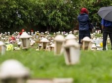 Imagem - Familiares homenageiam entes queridos em Dia de Finados