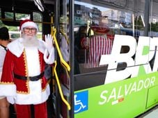 Imagem - Papai Noel chega de BRT para inaugurar a decoração de Natal de shopping