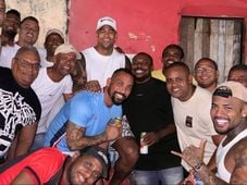 Imagem - Léo Santana visita bairro onde nasceu e revê amigos: 'Feliz no simples'