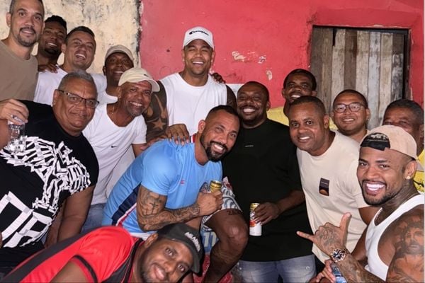 Léo Santana com amigos no bairro de infância