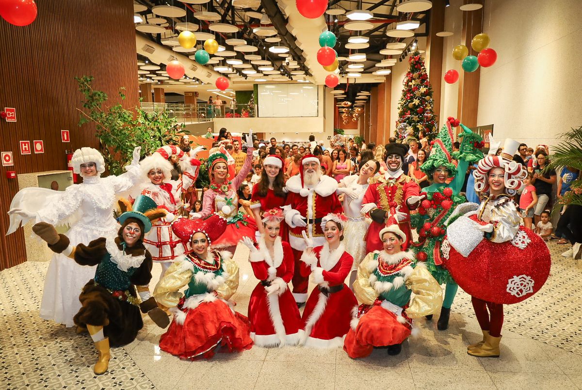 Papai Noel com os personagens que participaram da parada natalina