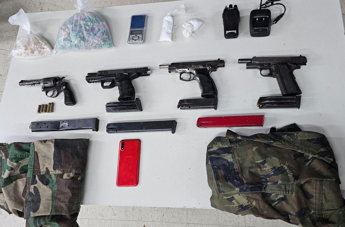 A ocorrência aconteceu após uma ação de intensificação do patrulhamento em que quatro armas de fogo, carregadores, crack e cocaína foram apreendidos na Rua Vila Antônio Balbino