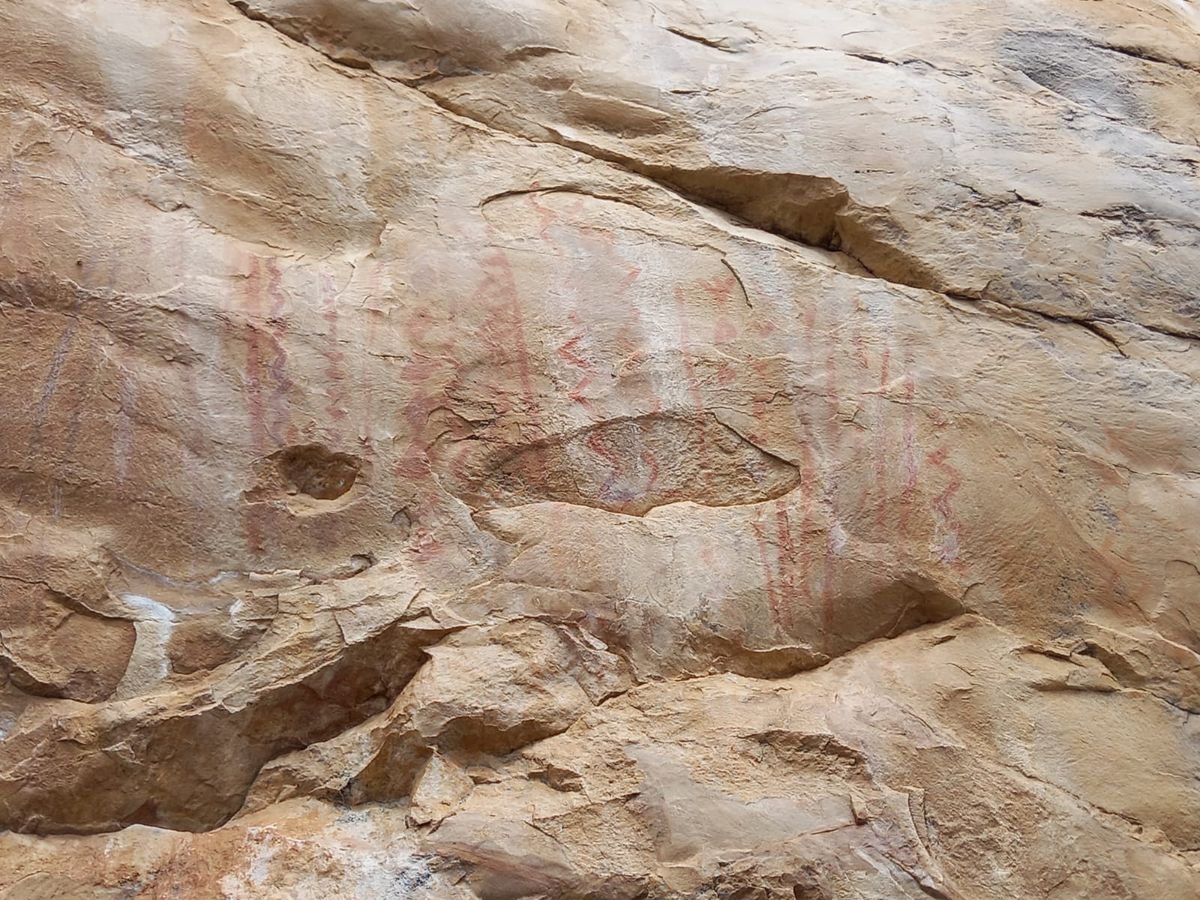 As pinturas e gravuras ruprestes foram encontradas na zona rural de Tucano