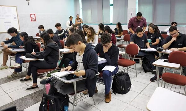 Alunos do colégio Galois em sala de aula na preparação dos últimos dias antes da prova do Enem 2024