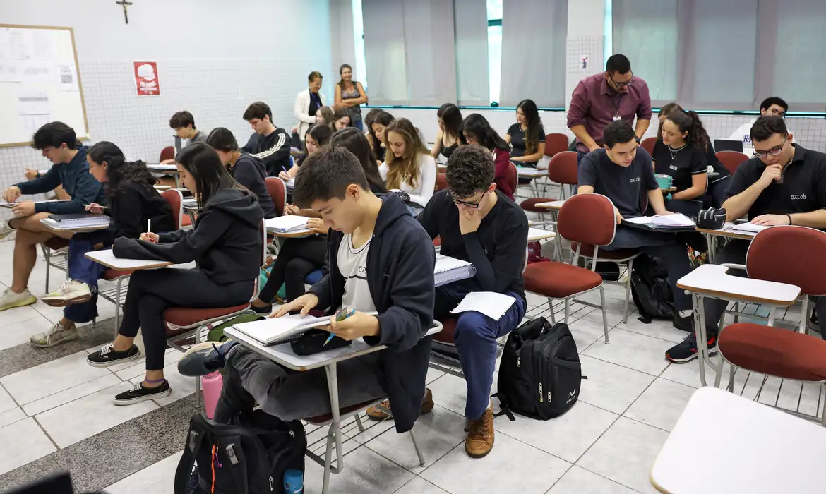 Alunos do colégio Galois em sala de aula na preparação dos últimos dias antes da prova do Enem 2024 por José Cruz/Agência Brasil
