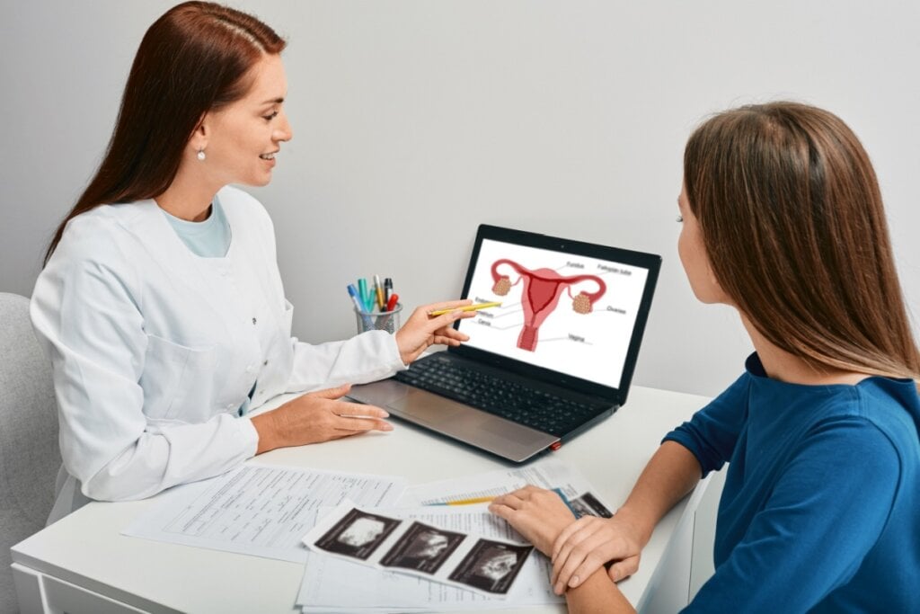 Não é indicado realizar o papanicolau durante a menstruação (Imagem: Peakstock | Shutterstock)