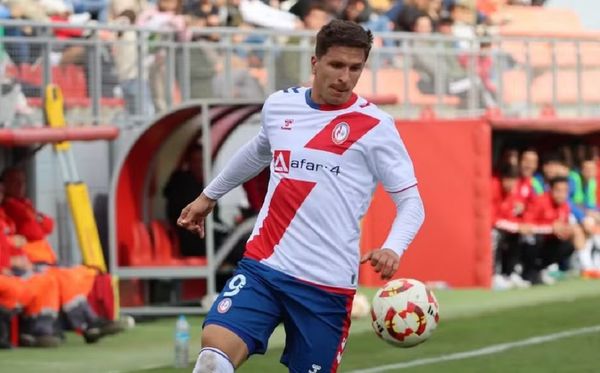 Gianluca Simeone em ação durante jogo do Rayo Majadahonda