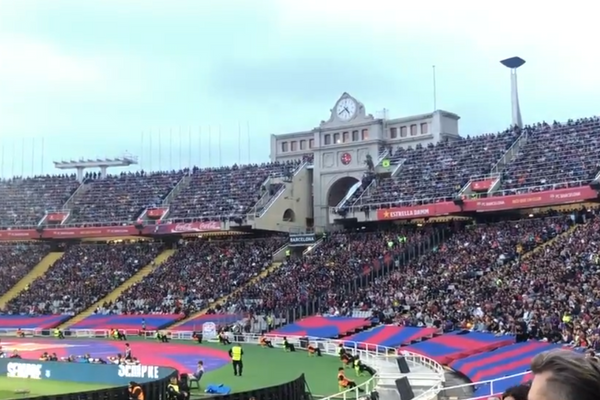 Torcedores do Barcelona criticando Vini Jr no estádio