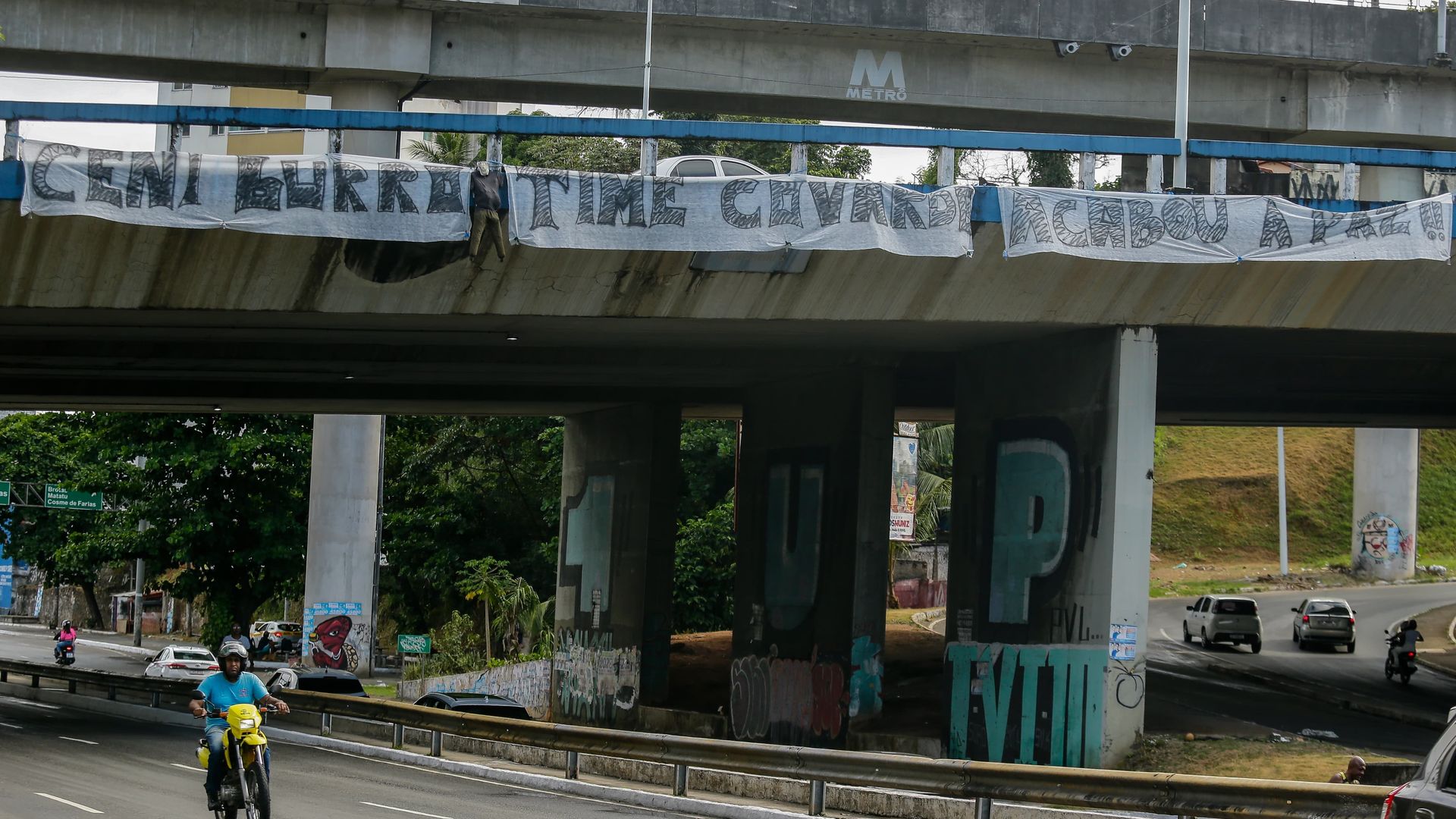 Imagem - 'Ceni burro, time covarde': boneco e faixa são pendurados em viaduto  em ataque ao Bahia