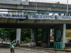 Imagem - 'Ceni burro, time covarde': boneco e faixa são pendurados em viaduto  em ataque ao Bahia