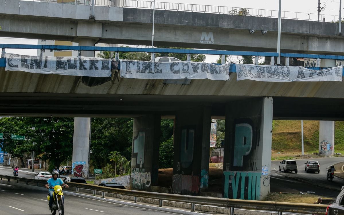 'Ceni burro, time covarde': boneco e faixa são pendurados em viaduto da Bonocô em ataque ao time do Bahia