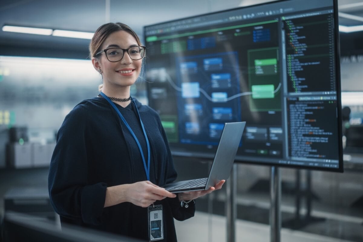 A evolução da inteligência artificial nas empresas demanda profissionais capacitados para explorar o potencial dos dados (Imagem: Gorodenkoff | Shutterstock) por Imagem: Gorodenkoff | Shutterstock