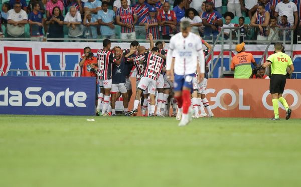 Lucho lamenta, enquanto jogadores do São Paulo comemoram segundo gol