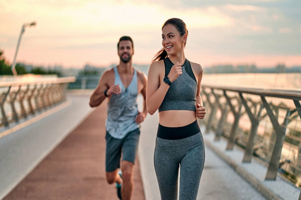 O excesso de exercícios cardiorrespiratórios pode reduzir o potencial de ganho muscular (Imagem: 4 PM production | Shutterstock)