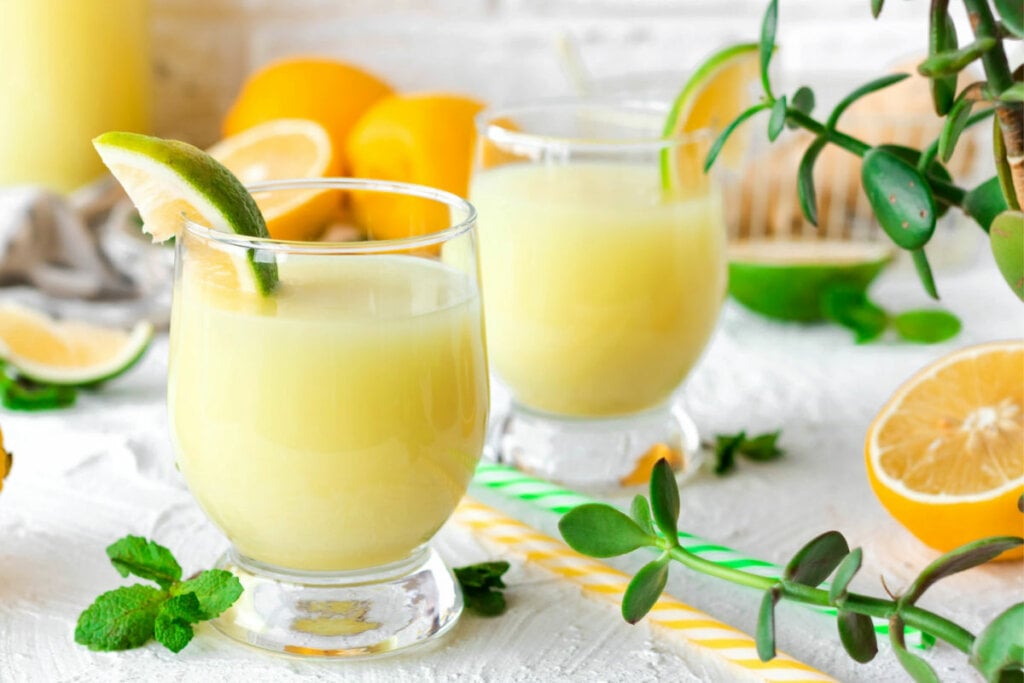 Suco de abacaxi com limão e laranja (Imagem: soeka | Shutterstock) por Imagem: soeka | Shutterstock