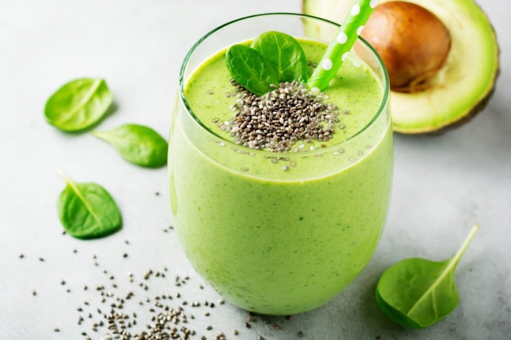 [Edicase]Vitamina de abacate com espinafre e chia (Imagem: Katarzyna Hurova |  Shutterstock) por Imagem: Katarzyna Hurova |  Shutterstock